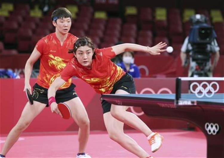 中国队再次笑傲乒乓球赛场3比0击败日本队赢得乒乓球女团金牌