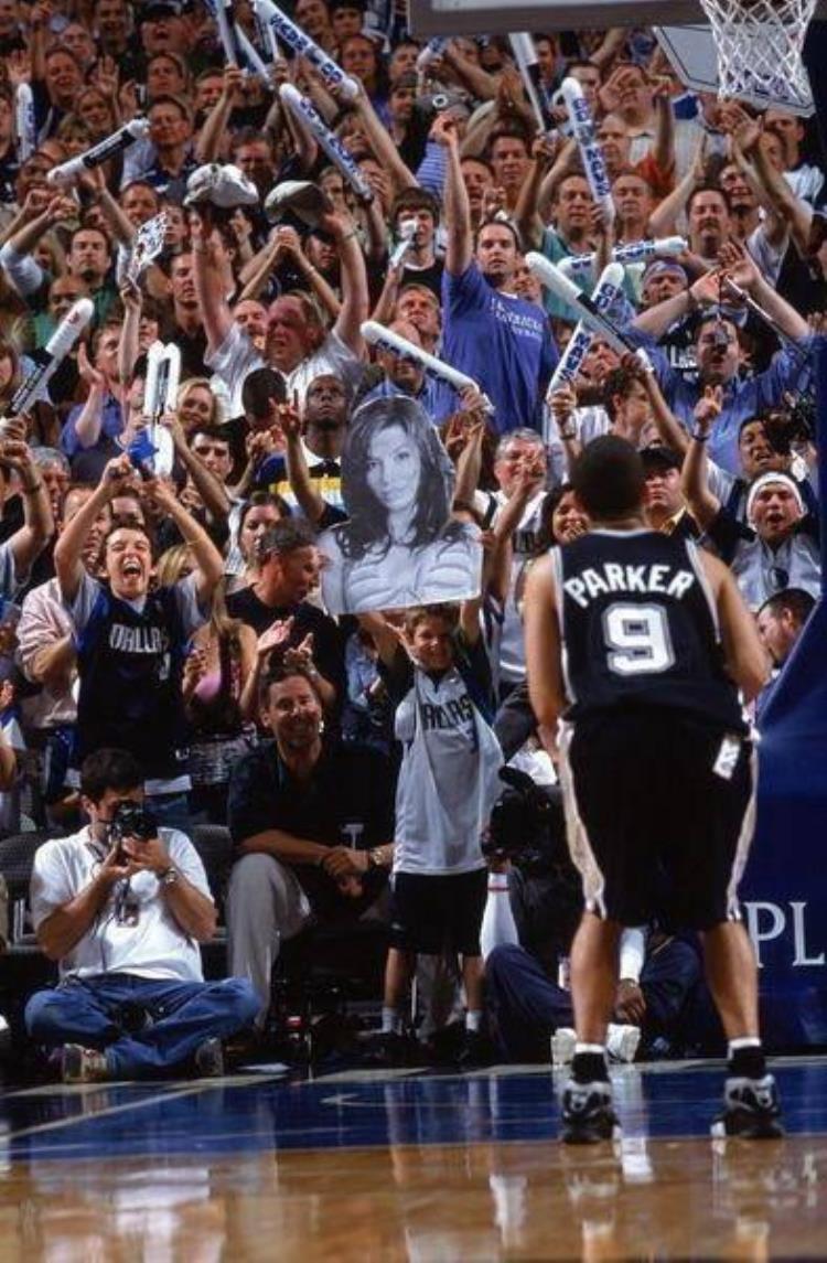 NBA干扰罚球「NBA球迷如何干扰罚球9图诠释各种奇葩招式伯德这太难顶了」