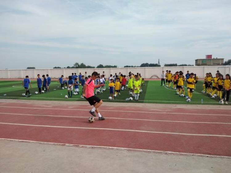 安徽大学校园足球协会来阜南王化中心校开展暑期校园足球指导交流