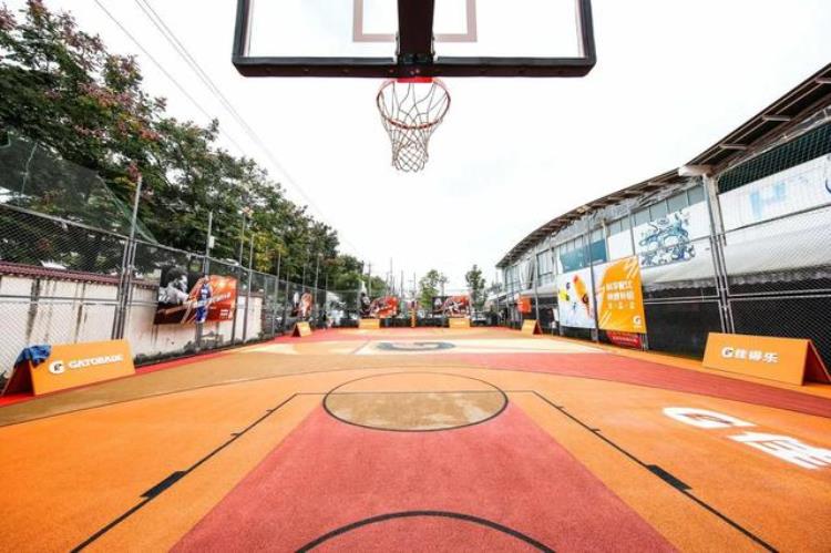 用废弃塑料瓶重塑佳得乐联手NBA在成都打造环保篮球场