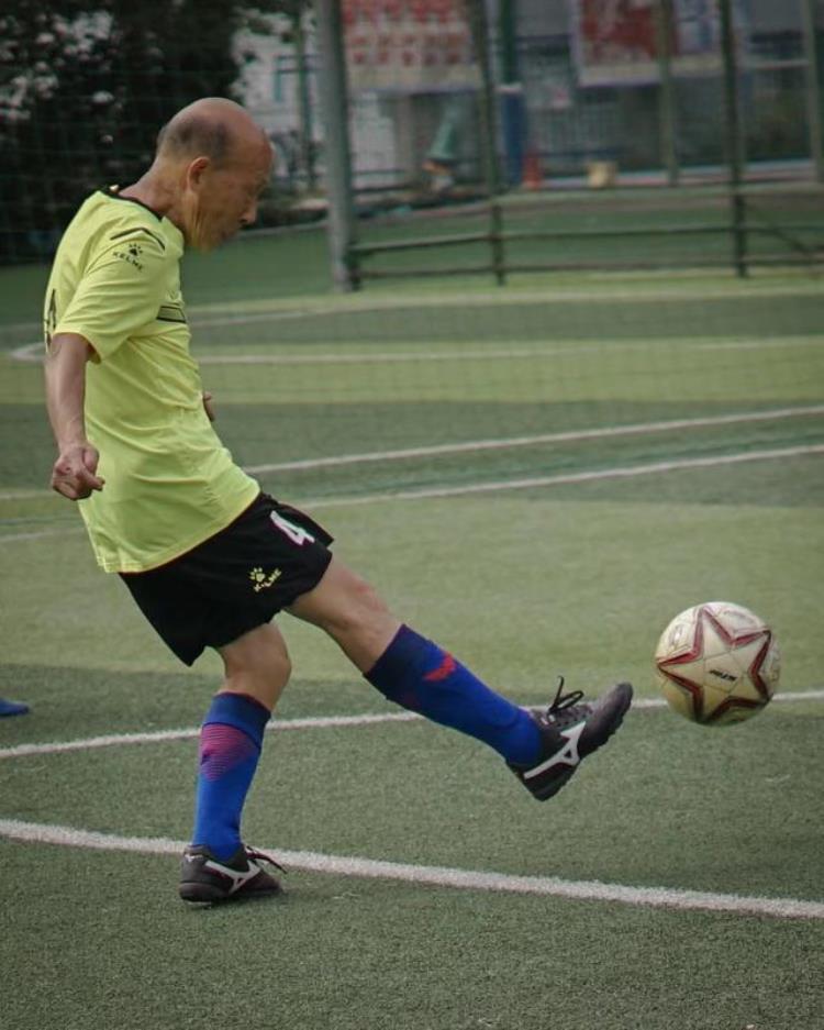 重庆爷爷足球队成立39年最大球员85岁,重庆当代足球运动员