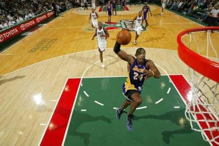 NBA进攻规则「为了进攻观赏性这些年NBA修改8项规则如今还能看到4步上篮」