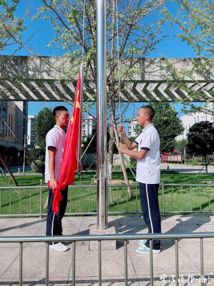 参加升旗仪式进行职业体验凉山州的孩子在宁波这样过十一
