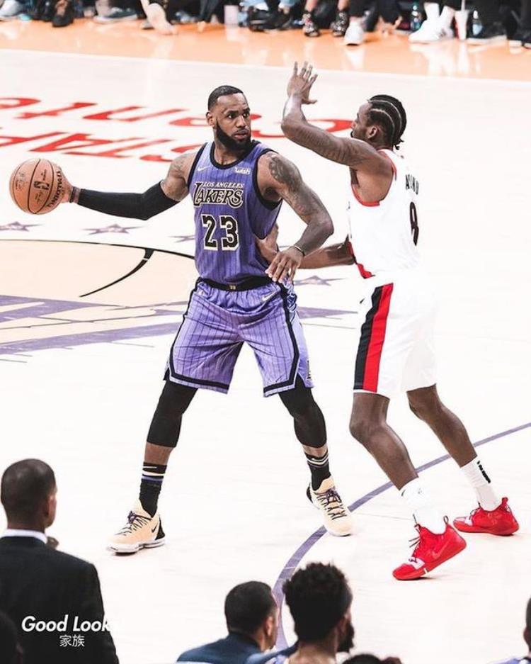 一心三用詹姆斯在家用电视iPad看NBA,手机看儿子布朗尼高中比赛