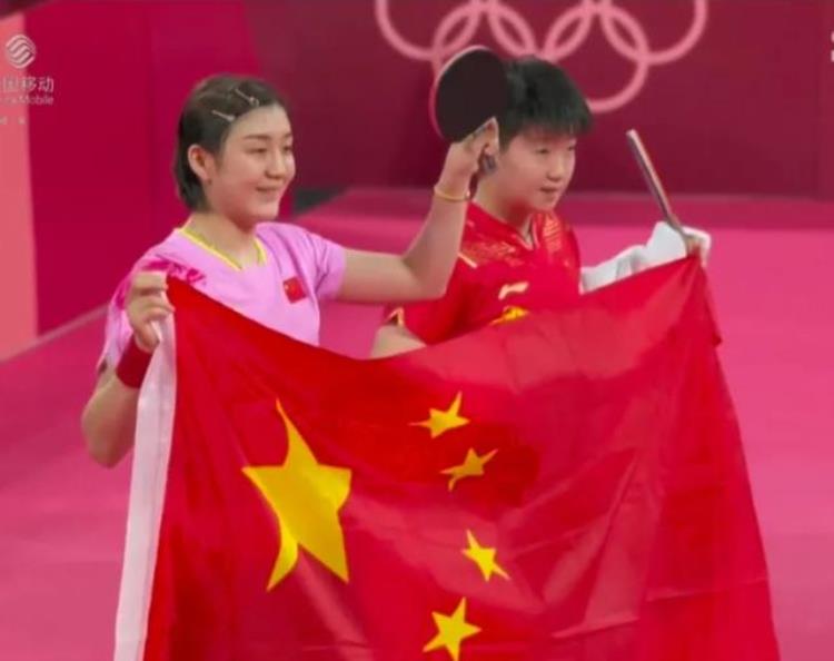 东京赛场同时升起两面五星红旗日本人中国太厉害啦