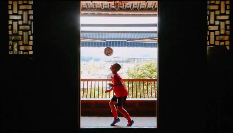 贵州12岁少年成世界杯决赛护旗手将带上家乡蜡染盼决赛见到C罗