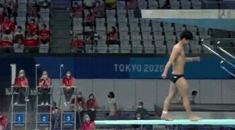 韩国选手跳水搞笑「热搜第一韩国跳水选手火了中途返回炸鱼丢脸后教练转头」