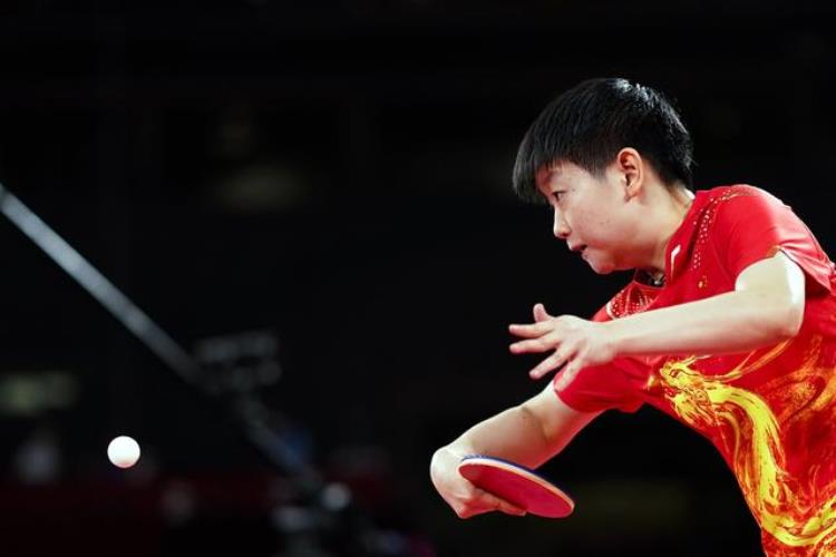 中国第十五金陈梦夺得乒乓球女单冠军孙颖莎获得银牌两人共同披起五星红旗