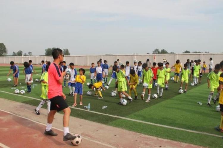 安徽大学校园足球协会来阜南王化中心校开展暑期校园足球指导交流