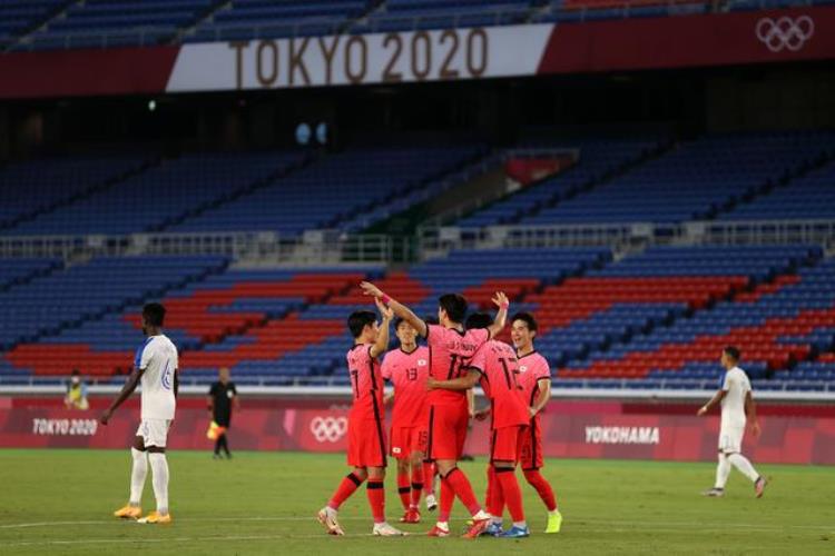 奥运男足:日本4-0法国全胜晋级「奥运男足赛场冷门多你没看错日本国奥队4比0横扫法国」