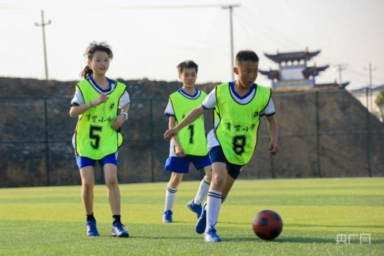 乡村孩子们的足球梦「田野间绿茵场圆乡村少年足球梦」