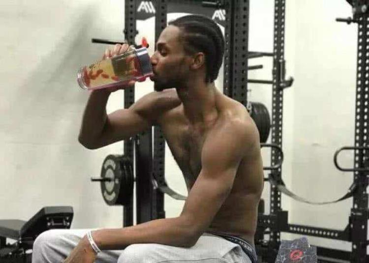 NBA巨人都怎么喝水维金斯被网友P喝枸杞1人直接抬桶装水就喝
