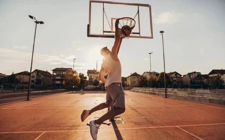打篮球怎样练弹跳力「打篮球怎么训练弹跳力NBA经典训练计划值得学习」