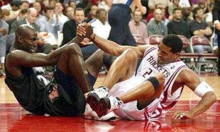 篮球运动员倒地后为什么要人拉起,nba替补球员的震惊时刻