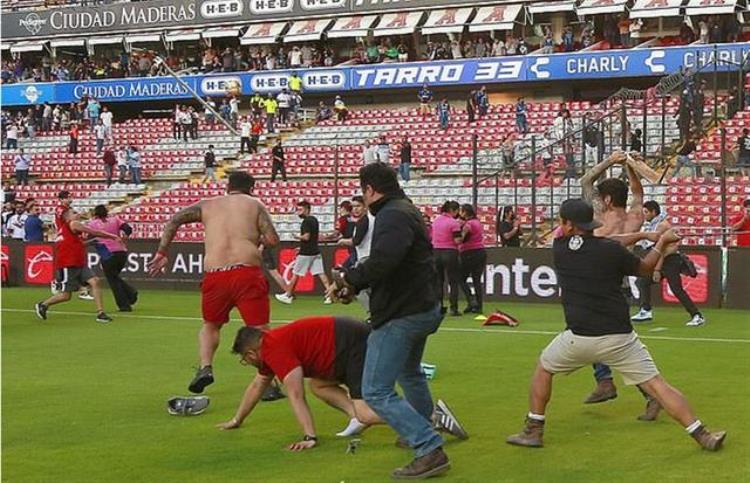 墨西哥踢足球「墨西哥足球联赛爆发大规模斗殴从看台打到球场至少26人受伤」