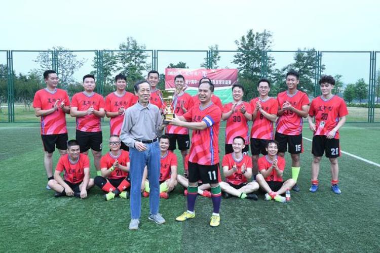 美斯达杯友谊赛邕宁高中足球队捧杯