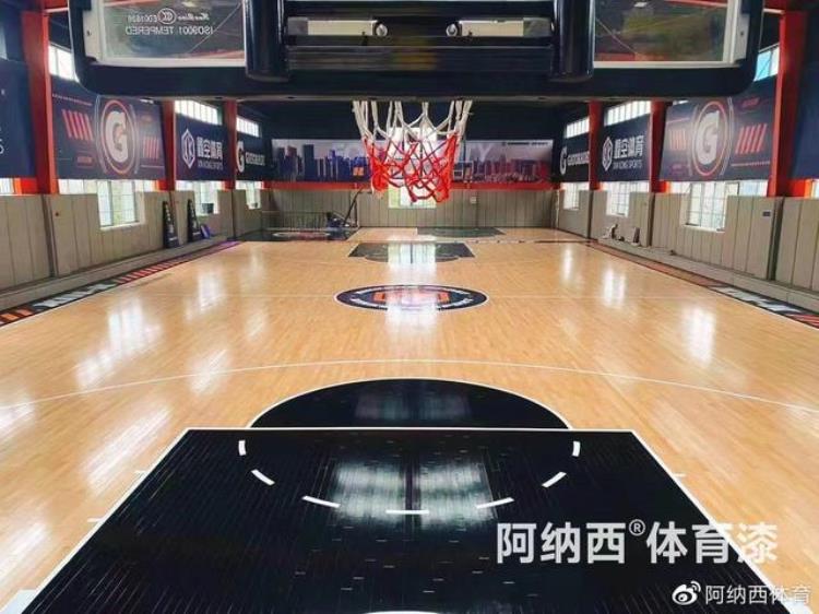 篮球场地怎么刷漆「室内篮球馆木地板如何正确涂刷贴logo教程」