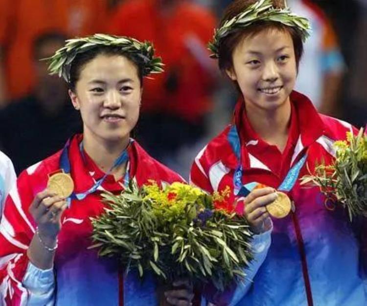 乒乓球王楠有孩子吗「中国乒乓球夺冠最多运动员王楠退役后嫁给富商全家四口幸福」