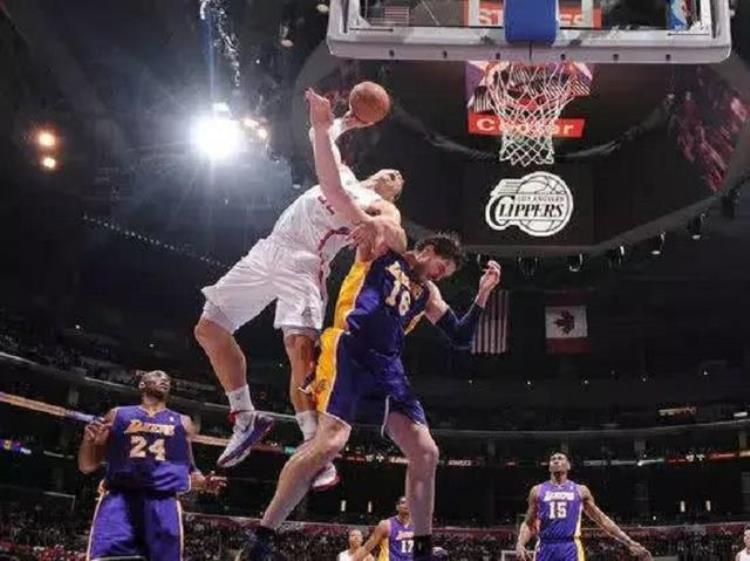 nba经典隔扣「这五个经典隔扣一个比一个残暴你最喜欢哪个」