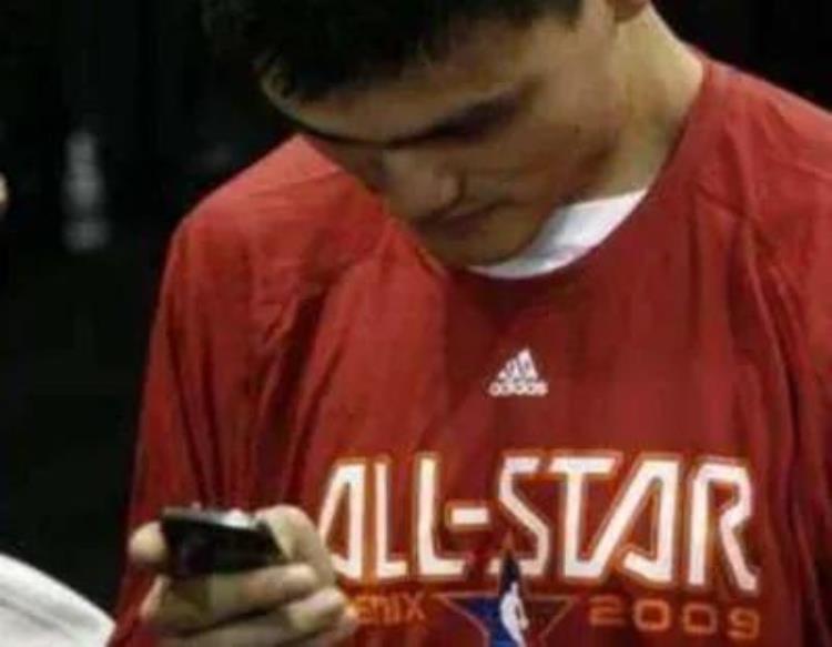 盘点NBA大掌怪姚明玩手机像玩怀表伦纳德上榜奥尼尔最离谱