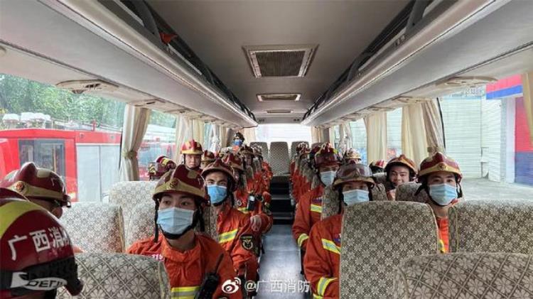 广西飞机失事最新消息「新闻多一度│东航搭载132人客机在广西梧州坠毁现场画面曝光」