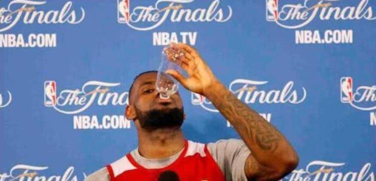 NBA巨人都怎么喝水维金斯被网友P喝枸杞1人直接抬桶装水就喝