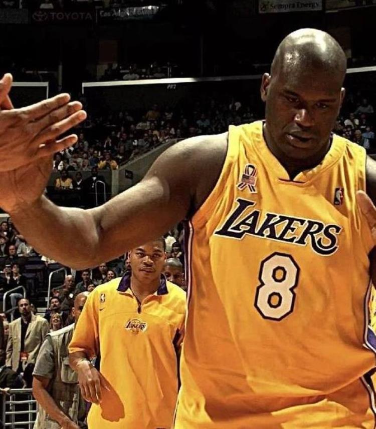 球衣穿成紧身衣「在NBA当你肌肉强壮到一定程度球衣就能穿出紧身衣效果」