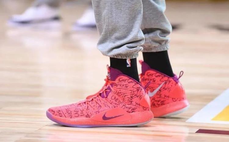NBA球员上脚詹姆斯穿新战靴范乔丹的音速10很好看
