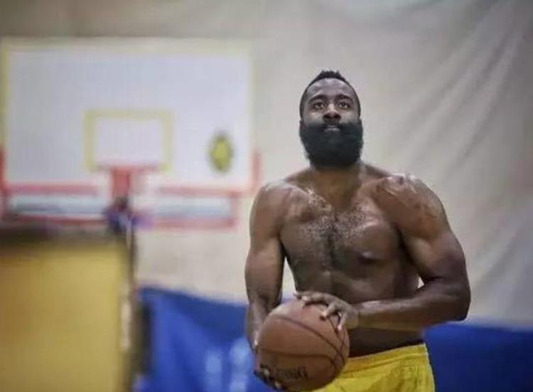 库里每天训练投多少个三分「NBA球员休赛期如何提高实力库里每天要投进至少500个三分」