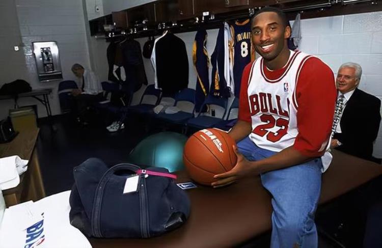 交易科比轰动联盟「NBA最轰动的两次交易科比乔丹的筹码曝光相当于任人宰割」