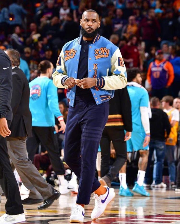 今日nba詹姆斯上脚球鞋「NBA球员上脚詹姆斯穿耐克AF1欧文的鞋子亮了」