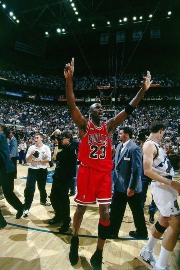 哈登庆祝动作撒盐「10图看NBA经典庆祝动作登哥撒盐被网友恶搞艾弗森听球迷欢呼」