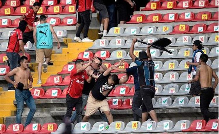 墨西哥足球联赛爆发大规模斗殴从看台打到球场至少26人受伤