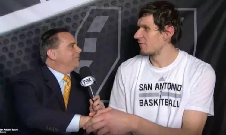 NBA球员的手有多大希伯特让话筒变牙刷和他比手掌记者像婴儿