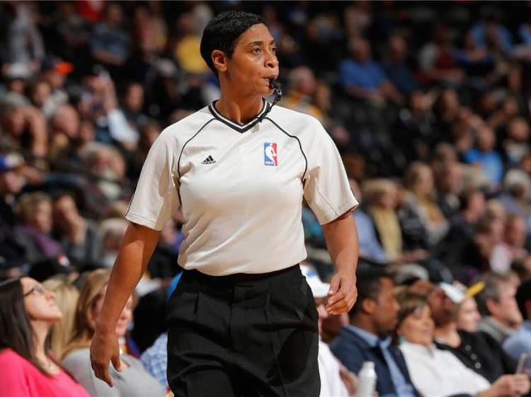 当好NBA裁判难度有多大多层严格选拔季后赛裁判15年经验