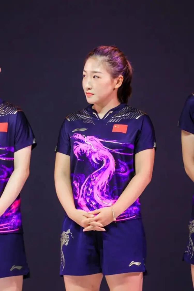 民族的才是世界的龙服延续经典看历届奥运中国乒乓球队比赛服