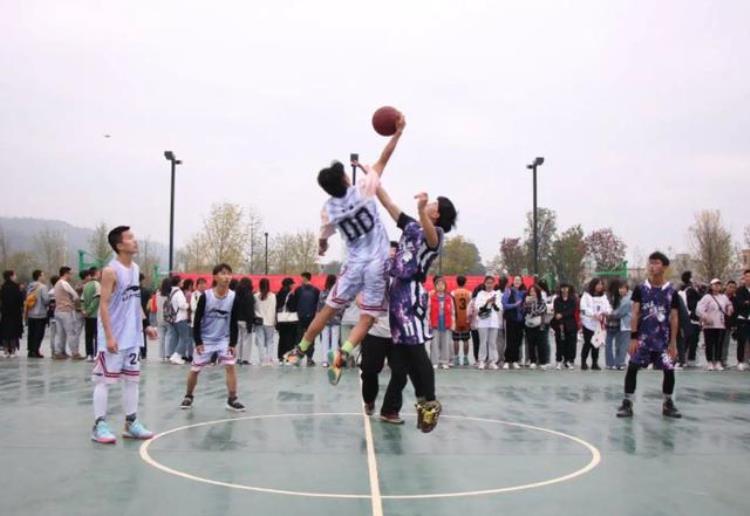 陕西理工大学出现球场34奥尼尔34,扣碎篮板引爆球场,学校未要求赔偿
