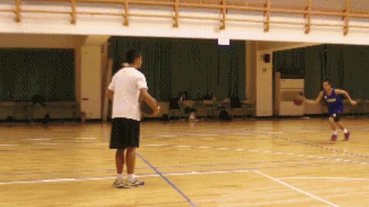 打篮球上篮一定要三步吗「打篮球只会三步上篮你out了还有6种必学的上篮步」