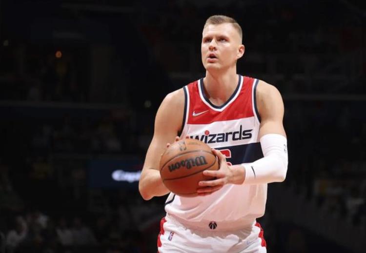 越投越远盘点上赛季NBA三分投篮最远的球星库里仅排第三名
