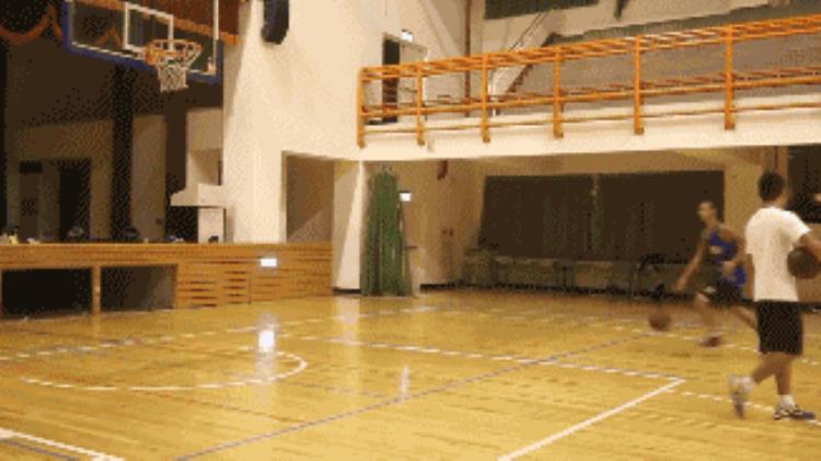 打篮球上篮一定要三步吗「打篮球只会三步上篮你out了还有6种必学的上篮步」