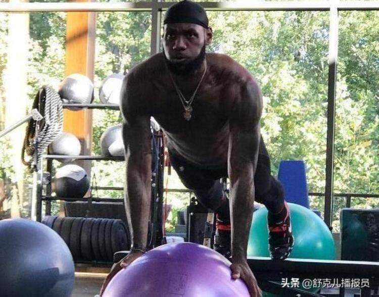 揭秘NBA为何詹姆斯总是带着一个蓝色大瓶子里面是什么宝贝