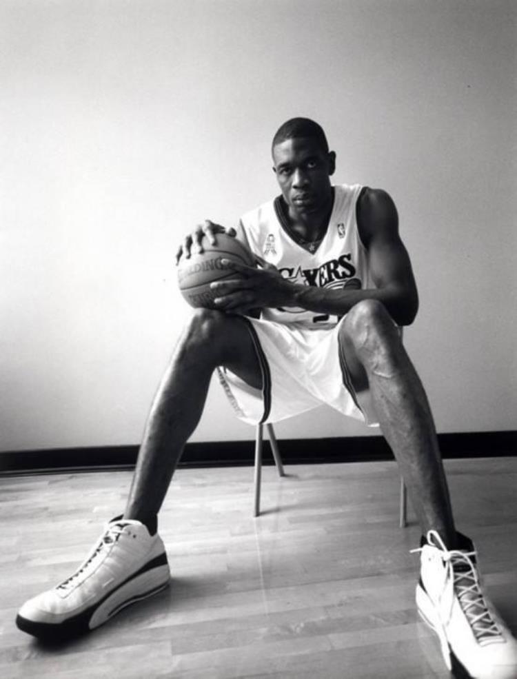 nba球星最大的脚「为何都说NBA球星脚的宽大程度是人类的天花板看完这4人不得不服」