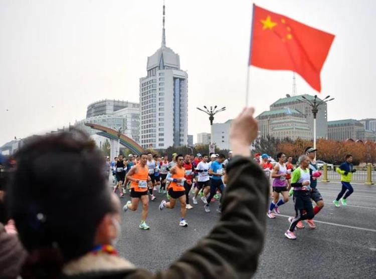 老年人跑马拉松「北京马拉松86老人参赛求求别用老人消费马拉松了」