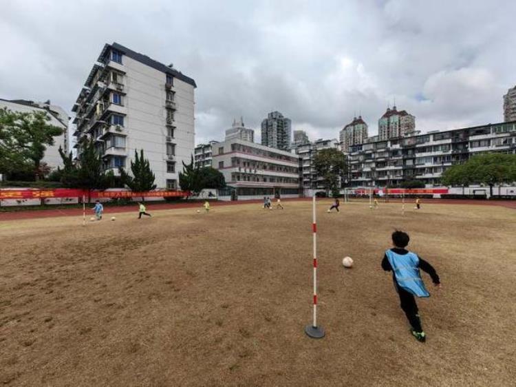 没球场没教练不怕杭州这所幼儿园组建娃娃足球队刚刚拿下首场胜利