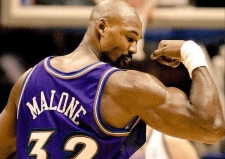 球衣穿成紧身衣「在NBA当你肌肉强壮到一定程度球衣就能穿出紧身衣效果」