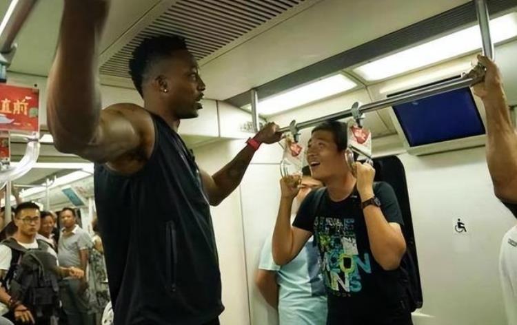 nba球员与普通人合照「有图有真相普通人能不能进NBA看完这6张照片你自然有答案」