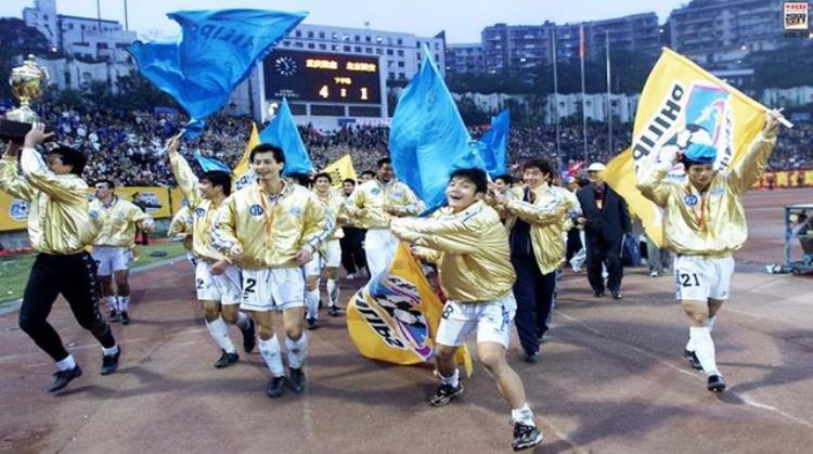 重庆当代足球解散「重庆足球也许解散是最好的选择」