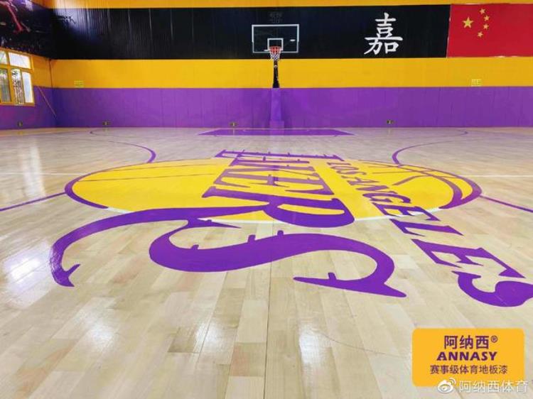 篮球场地怎么刷漆「室内篮球馆木地板如何正确涂刷贴logo教程」
