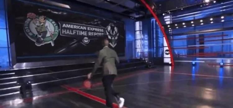 NBA晚报追梦捐十万给佩恩詹皇被影帝逗笑老六在演播室抢断
