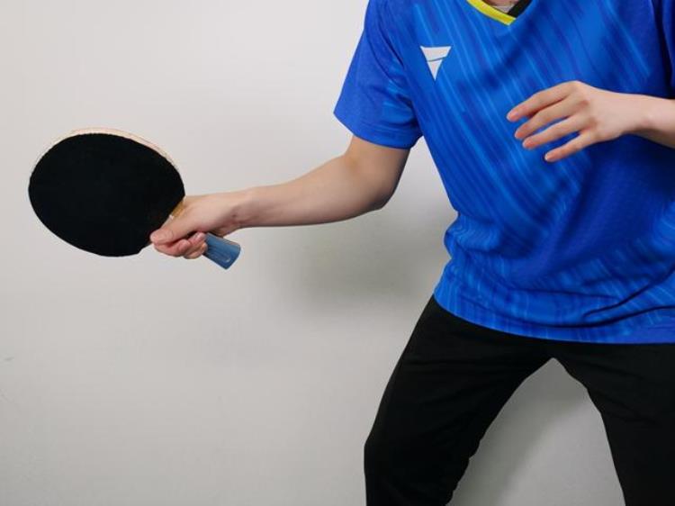 乒乓球横拍的握拍方法(乒乓球拍的握法横拍和竖拍)